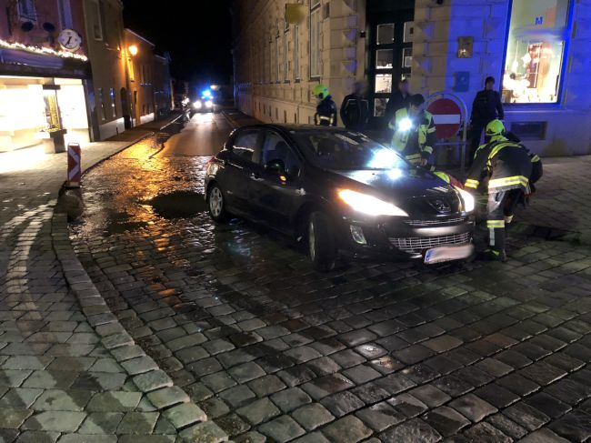 Foto 1, 11.01.2022, Technischer Einsatz - Unfall nach Wassergebrechen Foto 1, 11.01.2022, Technischer Einsatz - Unfall nach Wassergebrechen