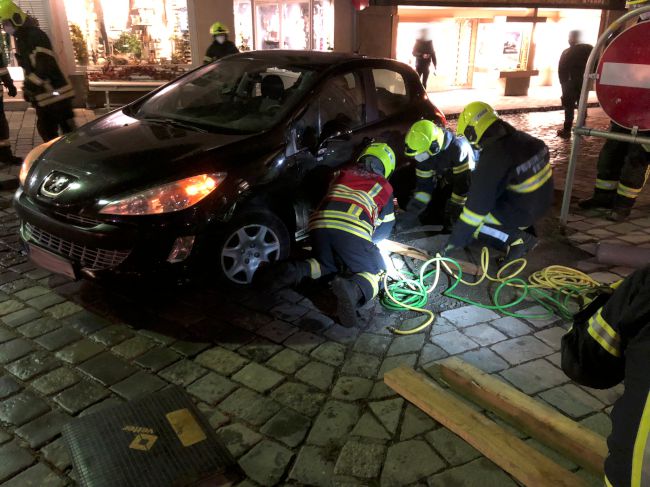 Foto 4, 11.01.2022, Technischer Einsatz - Unfall nach Wassergebrechen Foto 4, 11.01.2022, Technischer Einsatz - Unfall nach Wassergebrechen