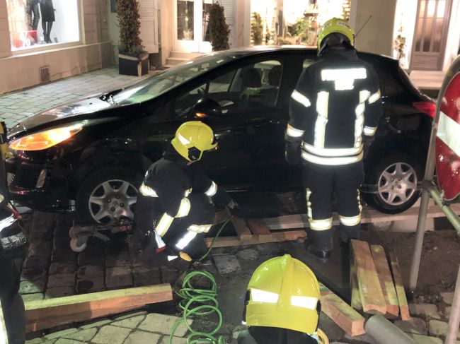 Foto 5, 11.01.2022, Technischer Einsatz - Unfall nach Wassergebrechen Foto 5, 11.01.2022, Technischer Einsatz - Unfall nach Wassergebrechen