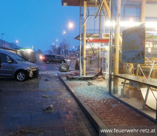 Foto 1, 19.01.2020, Technischer Einsatz - PKW in Glasfassade 