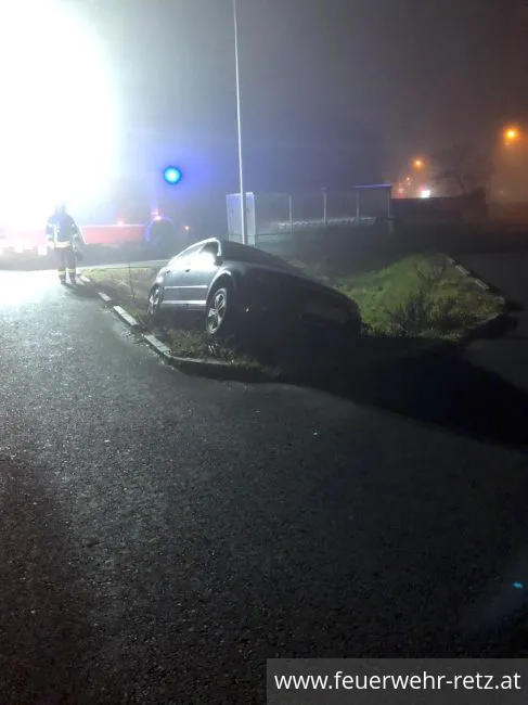Foto 1, 02.01.2023, Technischer Einsatz - PKW-Bergung bei Parkplatz