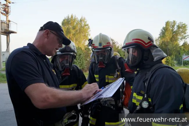 Foto 1, 31.08.2017, NASÜ - Normierte Atemschutzübung im Feuerwehrabschnitt Retz - 2 Trupps waren im Einsatz Foto 1, 31.08.2017, NASÜ - Normierte Atemschutzübung im Feuerwehrabschnitt Retz - 2 Trupps waren im Einsatz
