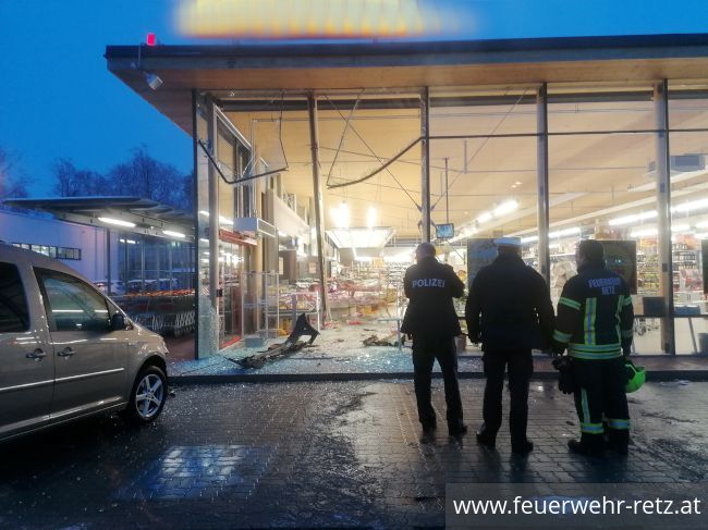 Foto 2, 19.01.2020, Technischer Einsatz - PKW in Glasfassade 