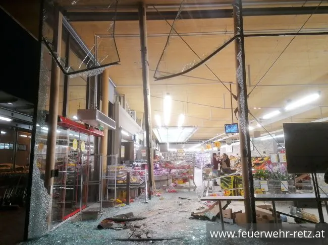 Foto 3, 19.01.2020, Technischer Einsatz - PKW in Glasfassade 