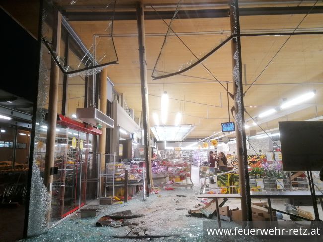 Foto 3, 19.01.2020, Technischer Einsatz - PKW in Glasfassade 