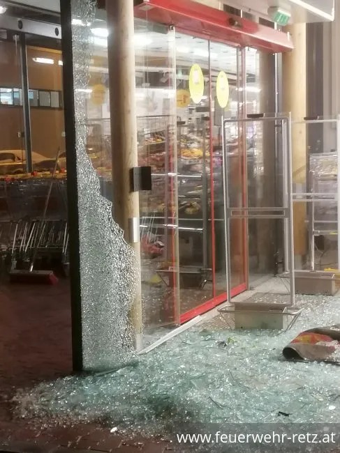Foto 4, 19.01.2020, Technischer Einsatz - PKW in Glasfassade 