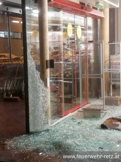 Foto 4, 19.01.2020, Technischer Einsatz - PKW in Glasfassade 