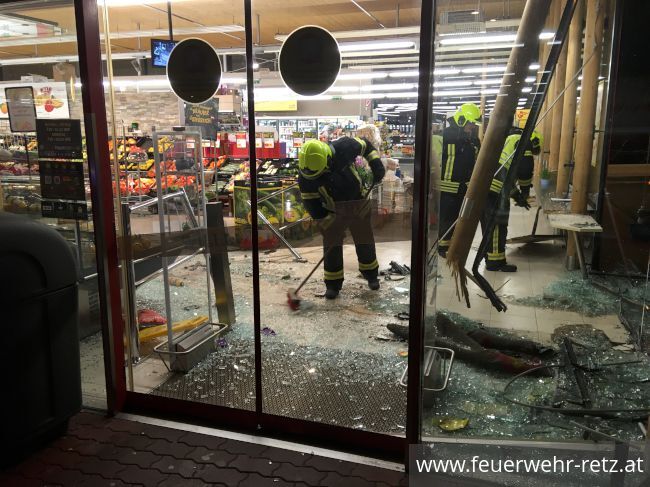 Foto 5, 19.01.2020, Technischer Einsatz - PKW in Glasfassade 