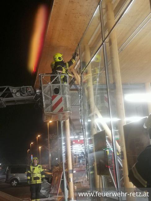 Foto 6, 19.01.2020, Technischer Einsatz - PKW in Glasfassade 