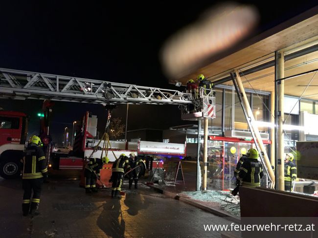 Foto 7, 19.01.2020, Technischer Einsatz - PKW in Glasfassade 