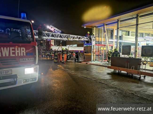 Foto 8, 19.01.2020, Technischer Einsatz - PKW in Glasfassade 