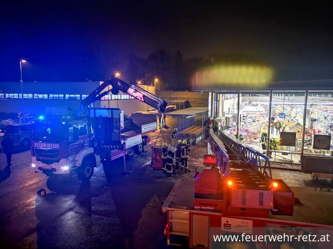 Foto 9, 19.01.2020, Technischer Einsatz - PKW in Glasfassade 