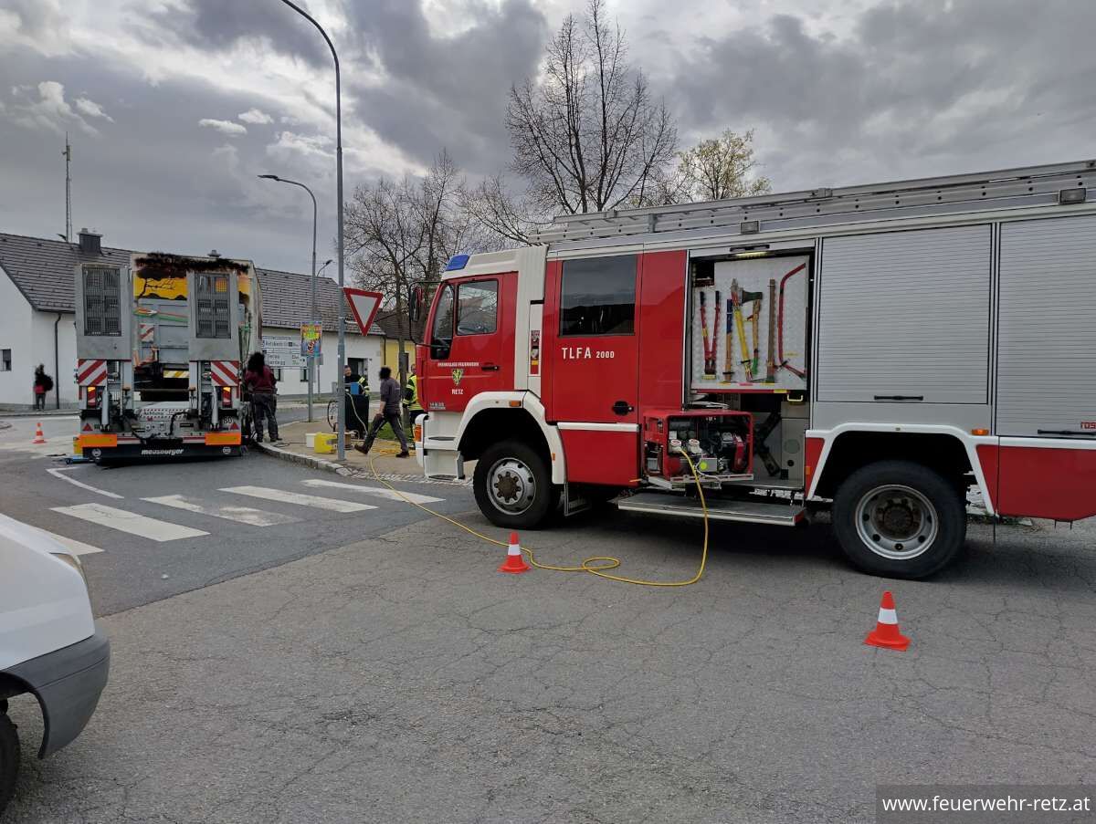 Foto 1, 18.04.2025, Schadstoffeinsatz - Binden einer Ölspur Foto 1, 18.04.2025, Schadstoffeinsatz - Binden einer Ölspur