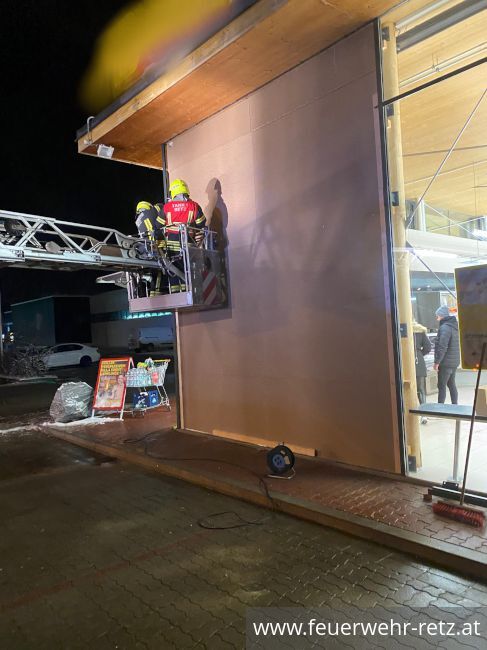 Foto 10, 19.01.2020, Technischer Einsatz - PKW in Glasfassade 
