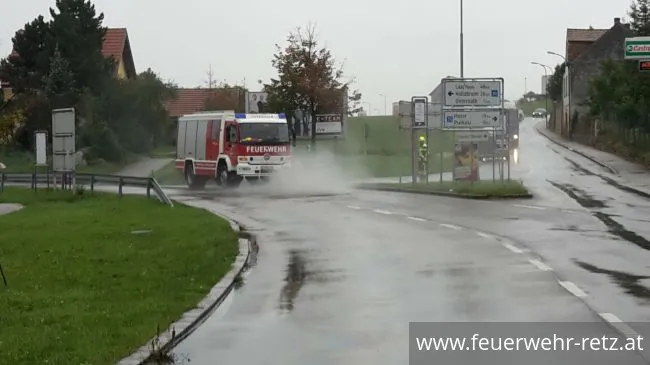 Foto 2, 19.09.2017, Schadstoffeinsatz - Straße auf mehreren Metern mit Öl verunreinigt