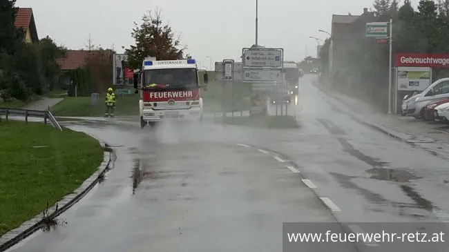 Foto 3, 19.09.2017, Schadstoffeinsatz - Straße auf mehreren Metern mit Öl verunreinigt