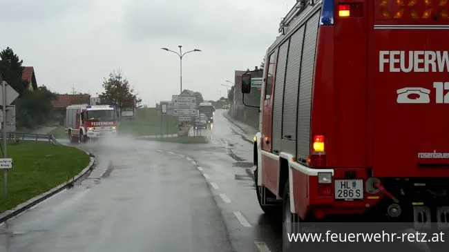 Foto 4, 19.09.2017, Schadstoffeinsatz - Straße auf mehreren Metern mit Öl verunreinigt