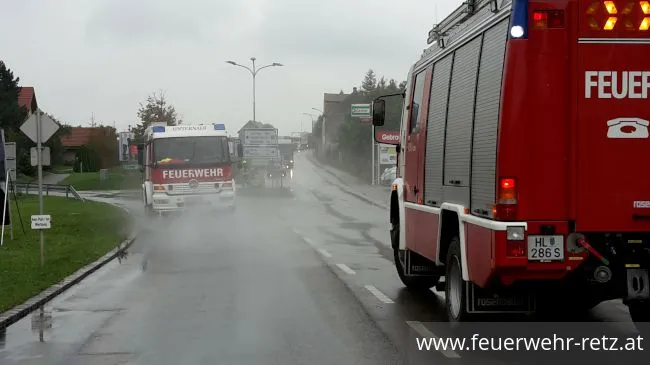 Foto 5, 19.09.2017, Schadstoffeinsatz - Straße auf mehreren Metern mit Öl verunreinigt