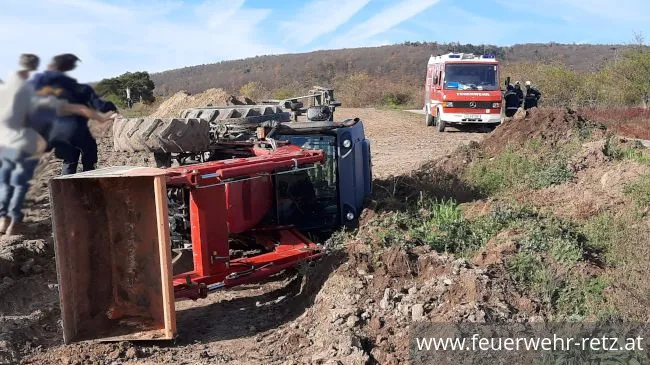 Foto 1, 13.11.2022, Technischer Einsatz - Traktorbergung Foto 1, 13.11.2022, Technischer Einsatz - Traktorbergung