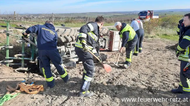Foto 2, 13.11.2022, Technischer Einsatz - Traktorbergung Foto 2, 13.11.2022, Technischer Einsatz - Traktorbergung