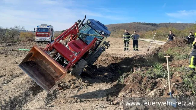 Foto 5, 13.11.2022, Technischer Einsatz - Traktorbergung Foto 5, 13.11.2022, Technischer Einsatz - Traktorbergung
