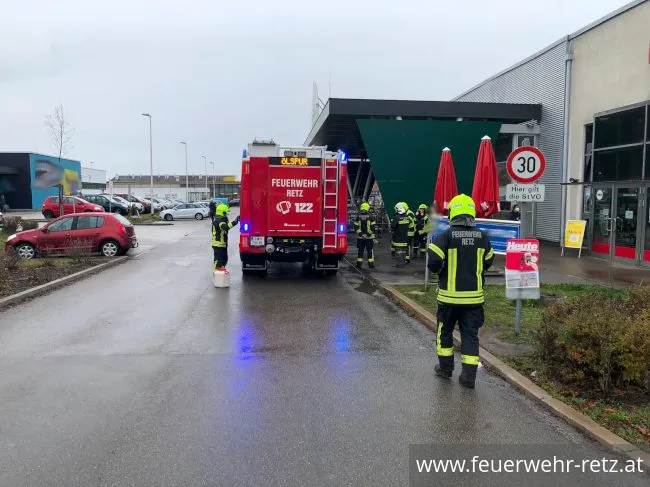 Foto 1, 25.11.2022, Schadstoffeinsatz - Betriebsmittel vor Einkaufszentrum ausgeflossen