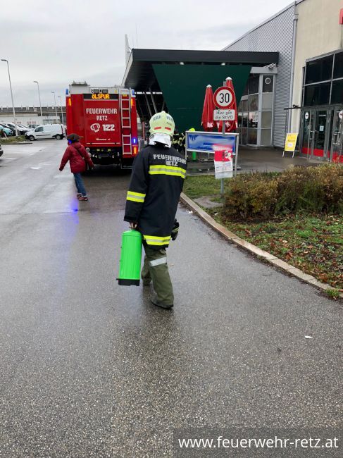 Foto 2, 25.11.2022, Schadstoffeinsatz - Betriebsmittel vor Einkaufszentrum ausgeflossen