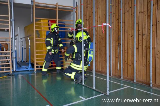 Foto 2, 29.03.2023, Atemschutz-Übung - Hindernisparcour im Turnsaal der NMS Retz