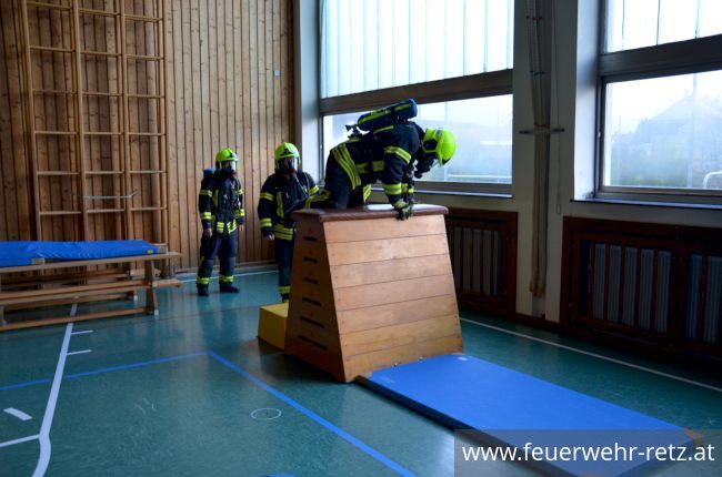Foto 6, 29.03.2023, Atemschutz-Übung - Hindernisparcour im Turnsaal der NMS Retz Foto 6, 29.03.2023, Atemschutz-Übung - Hindernisparcour im Turnsaal der NMS Retz
