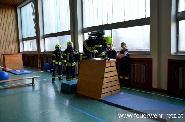 Foto 14, 29.03.2023, Atemschutz-Übung - Hindernisparcour im Turnsaal der NMS Retz Foto 14, 29.03.2023, Atemschutz-Übung - Hindernisparcour im Turnsaal der NMS Retz