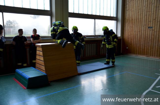 Foto 15, 29.03.2023, Atemschutz-Übung - Hindernisparcour im Turnsaal der NMS Retz Foto 15, 29.03.2023, Atemschutz-Übung - Hindernisparcour im Turnsaal der NMS Retz