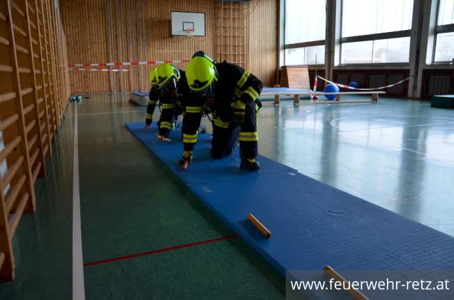 Foto 17, 29.03.2023, Atemschutz-Übung - Hindernisparcour im Turnsaal der NMS Retz