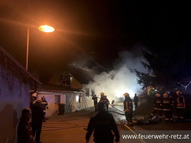 Foto 3, 26.03.2023, Brandeinsatz - Wohngebäude in Vollbrand Foto 3, 26.03.2023, Brandeinsatz - Wohngebäude in Vollbrand