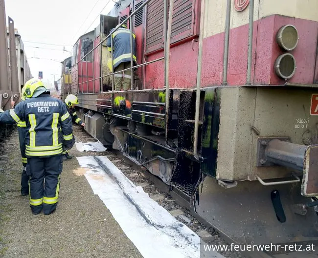 Foto 3, 03.04.2023, Schadstoffeinsatz - Betriebsmittelaustritt aus Diesellok