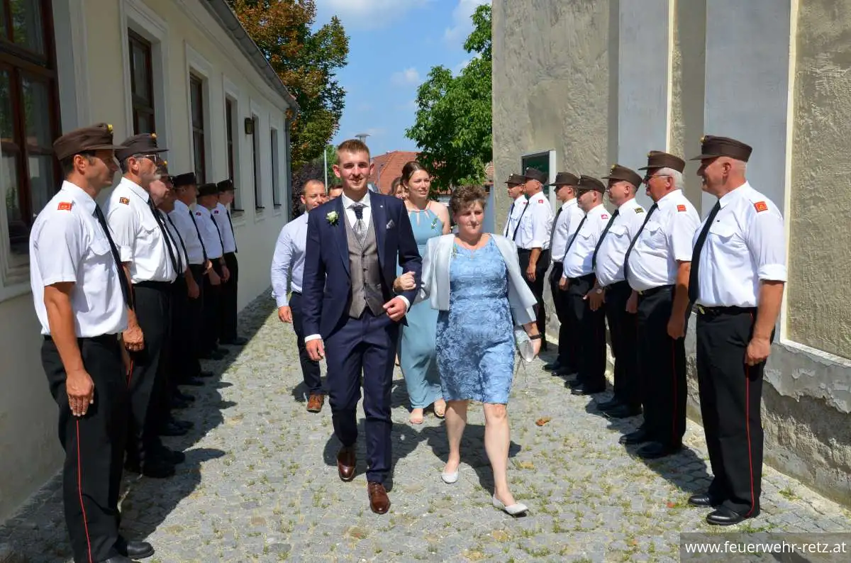 Foto 5, 21.08.2023, Feuerwehrhochzeit - Oberfeuerwehrmann Michael Bazala hat geheiratet Foto 5, 21.08.2023, Feuerwehrhochzeit - Oberfeuerwehrmann Michael Bazala hat geheiratet