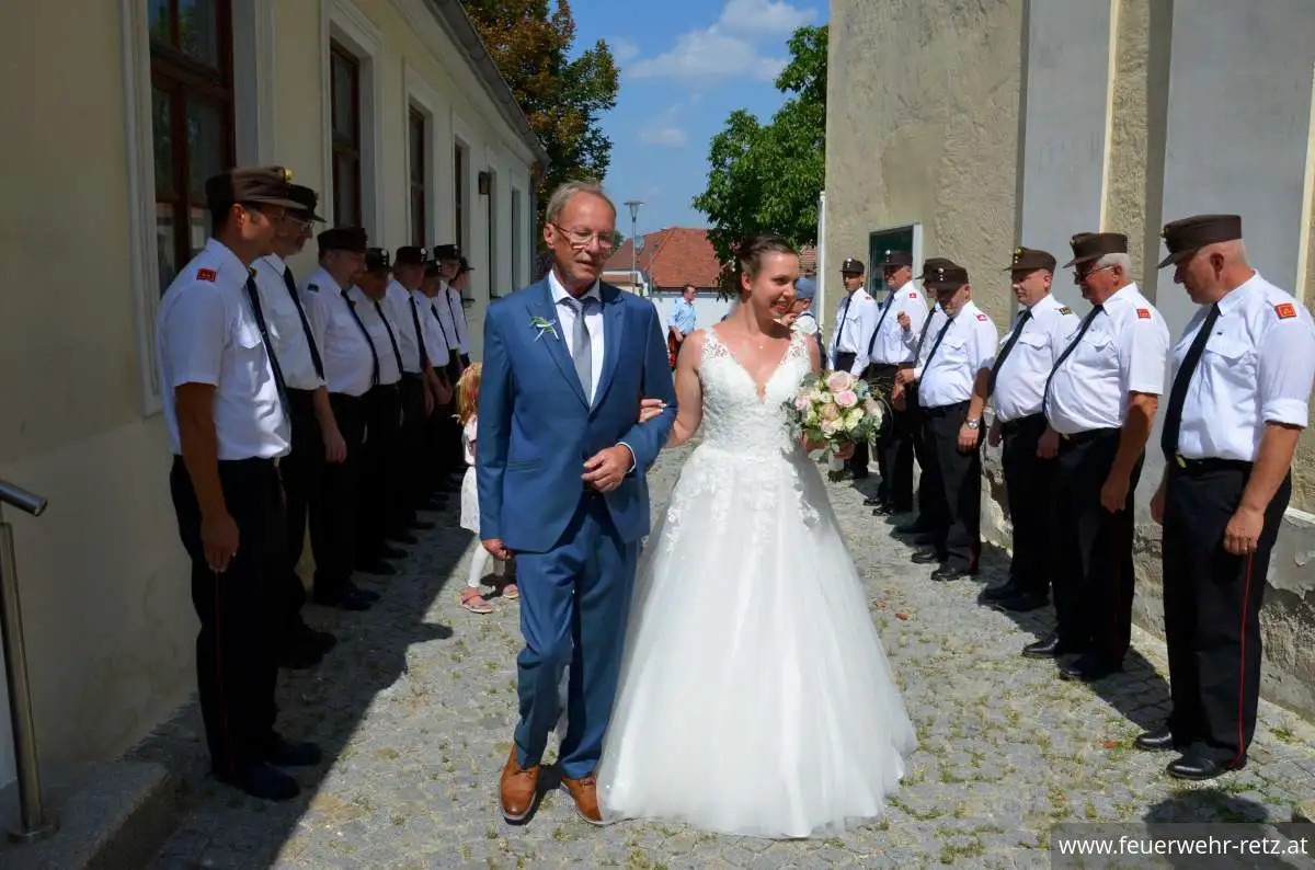 Foto 6, 21.08.2023, Feuerwehrhochzeit - Oberfeuerwehrmann Michael Bazala hat geheiratet Foto 6, 21.08.2023, Feuerwehrhochzeit - Oberfeuerwehrmann Michael Bazala hat geheiratet