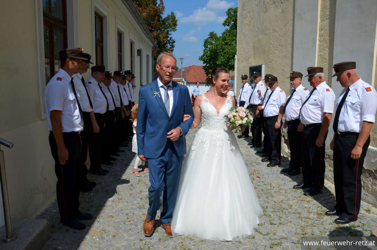 Foto 6, 21.08.2023, Feuerwehrhochzeit - Oberfeuerwehrmann Michael Bazala hat geheiratet