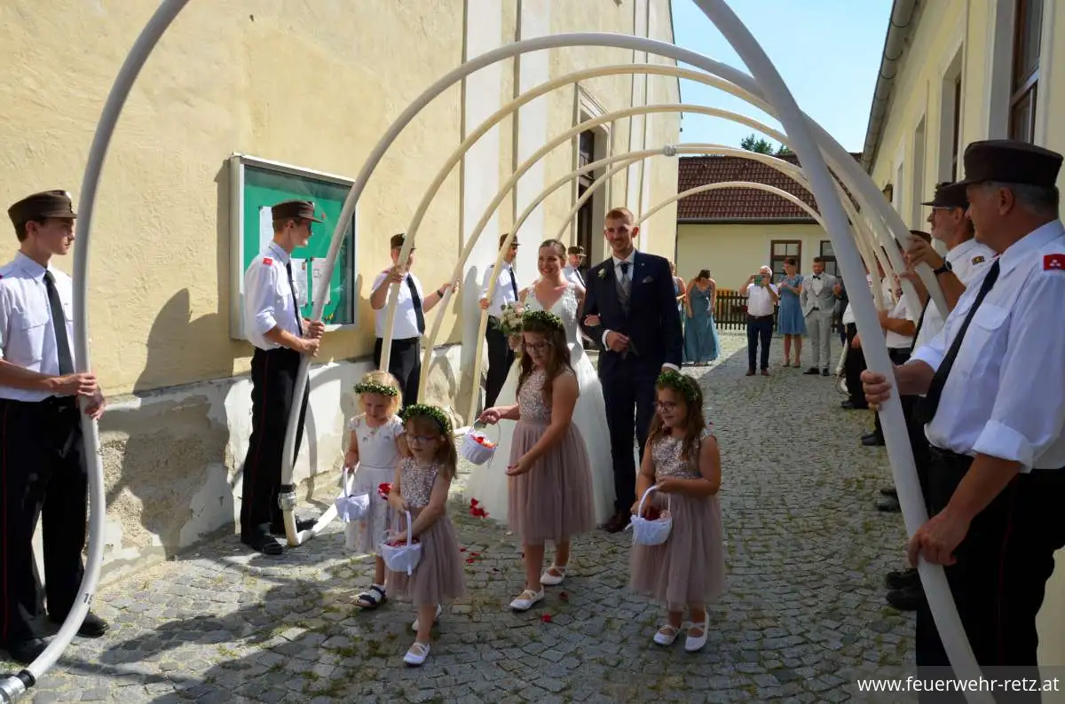 Foto 8, 21.08.2023, Feuerwehrhochzeit - Oberfeuerwehrmann Michael Bazala hat geheiratet Foto 8, 21.08.2023, Feuerwehrhochzeit - Oberfeuerwehrmann Michael Bazala hat geheiratet