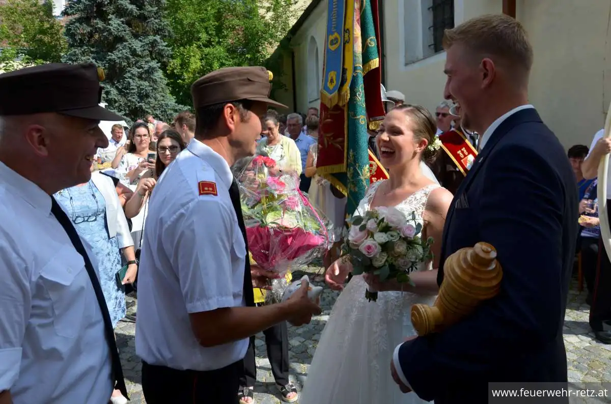 Foto 10, 21.08.2023, Feuerwehrhochzeit - Oberfeuerwehrmann Michael Bazala hat geheiratet Foto 10, 21.08.2023, Feuerwehrhochzeit - Oberfeuerwehrmann Michael Bazala hat geheiratet