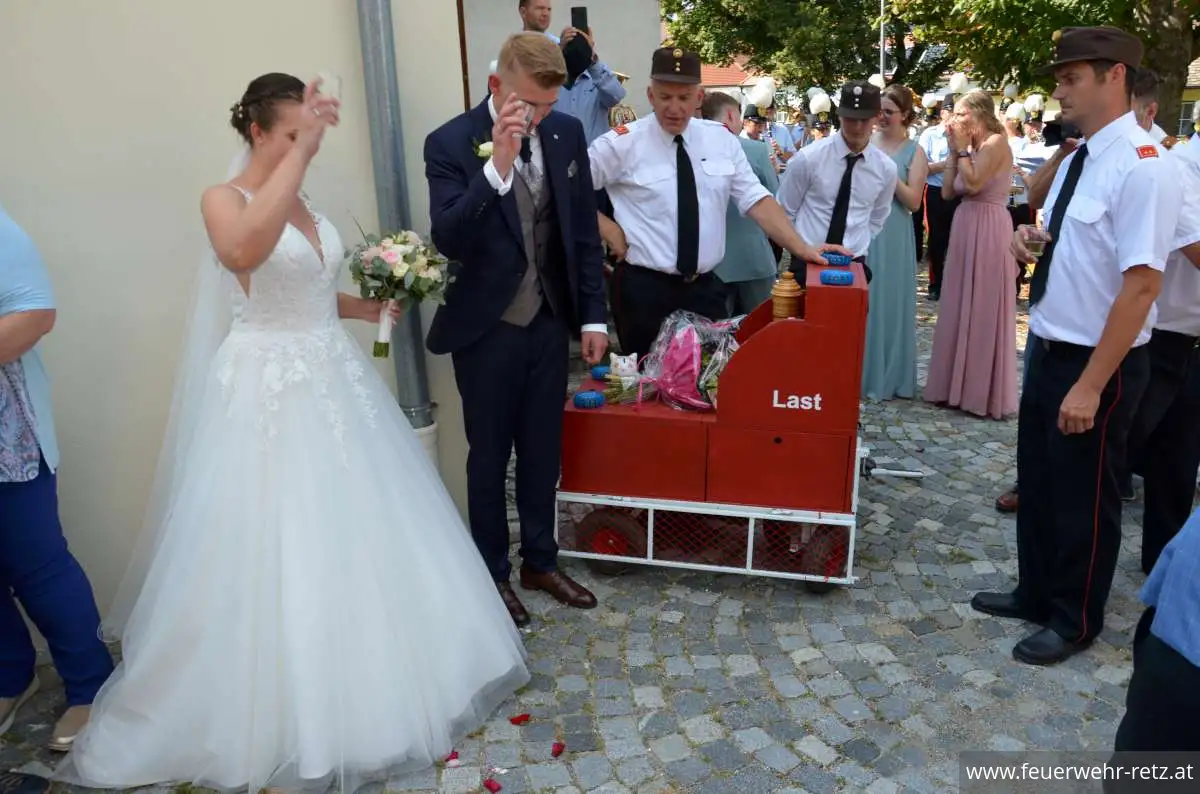 Foto 14, 21.08.2023, Feuerwehrhochzeit - Oberfeuerwehrmann Michael Bazala hat geheiratet Foto 14, 21.08.2023, Feuerwehrhochzeit - Oberfeuerwehrmann Michael Bazala hat geheiratet