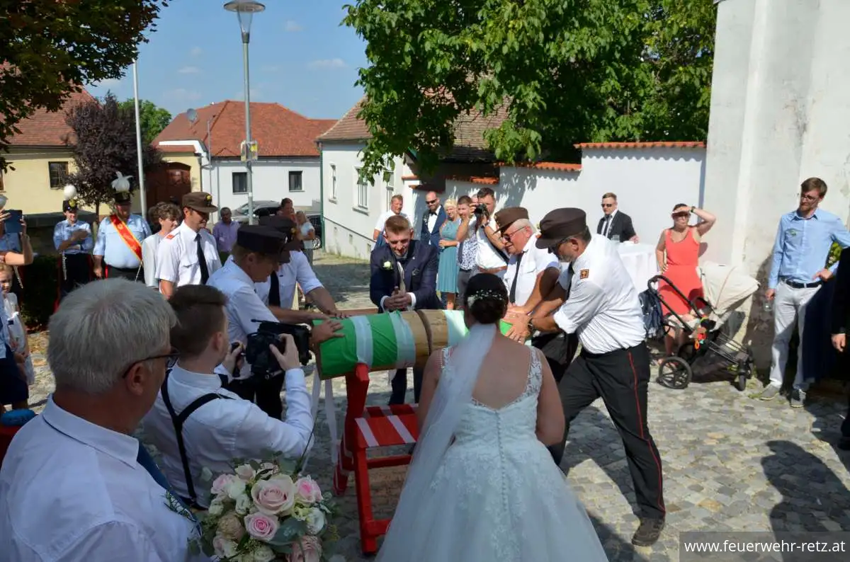 Foto 15, 21.08.2023, Feuerwehrhochzeit - Oberfeuerwehrmann Michael Bazala hat geheiratet Foto 15, 21.08.2023, Feuerwehrhochzeit - Oberfeuerwehrmann Michael Bazala hat geheiratet