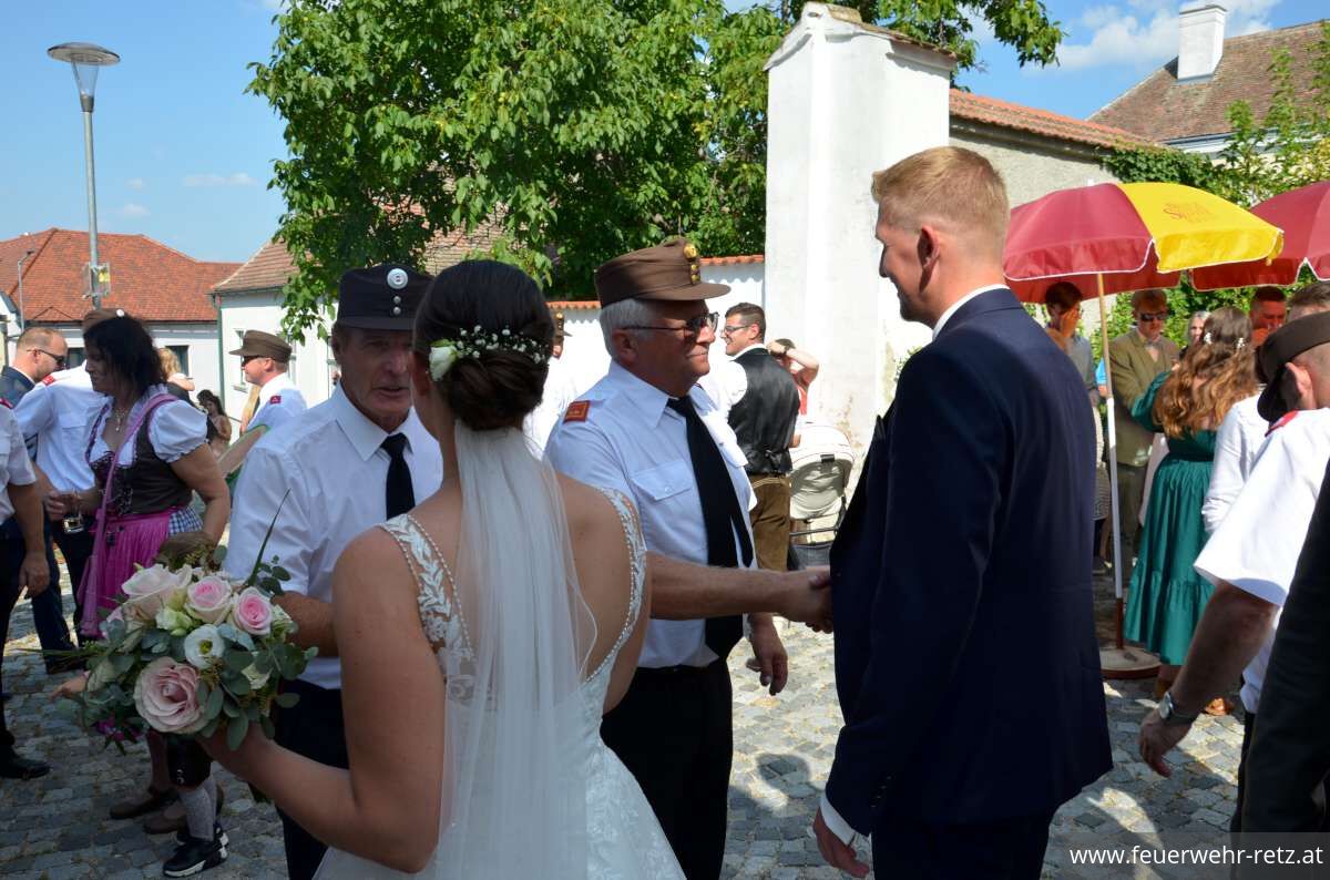 Foto 16, 21.08.2023, Feuerwehrhochzeit - Oberfeuerwehrmann Michael Bazala hat geheiratet