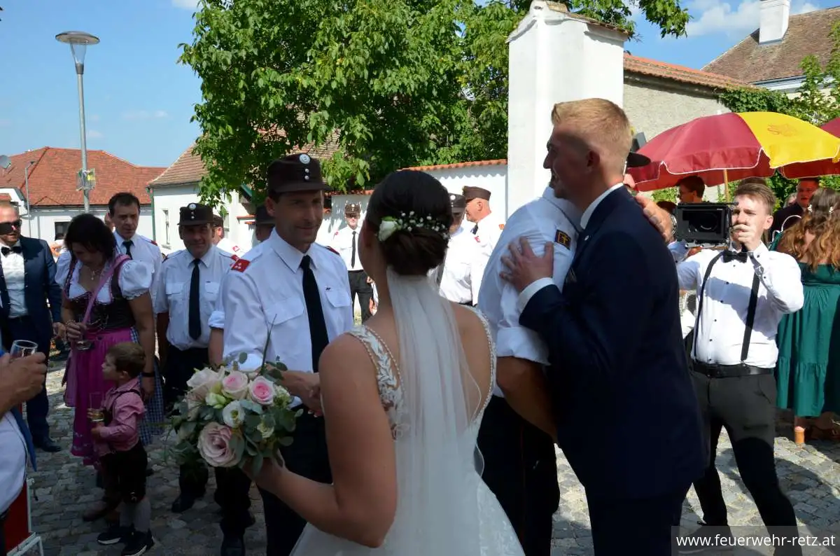 Foto 17, 21.08.2023, Feuerwehrhochzeit - Oberfeuerwehrmann Michael Bazala hat geheiratet Foto 17, 21.08.2023, Feuerwehrhochzeit - Oberfeuerwehrmann Michael Bazala hat geheiratet