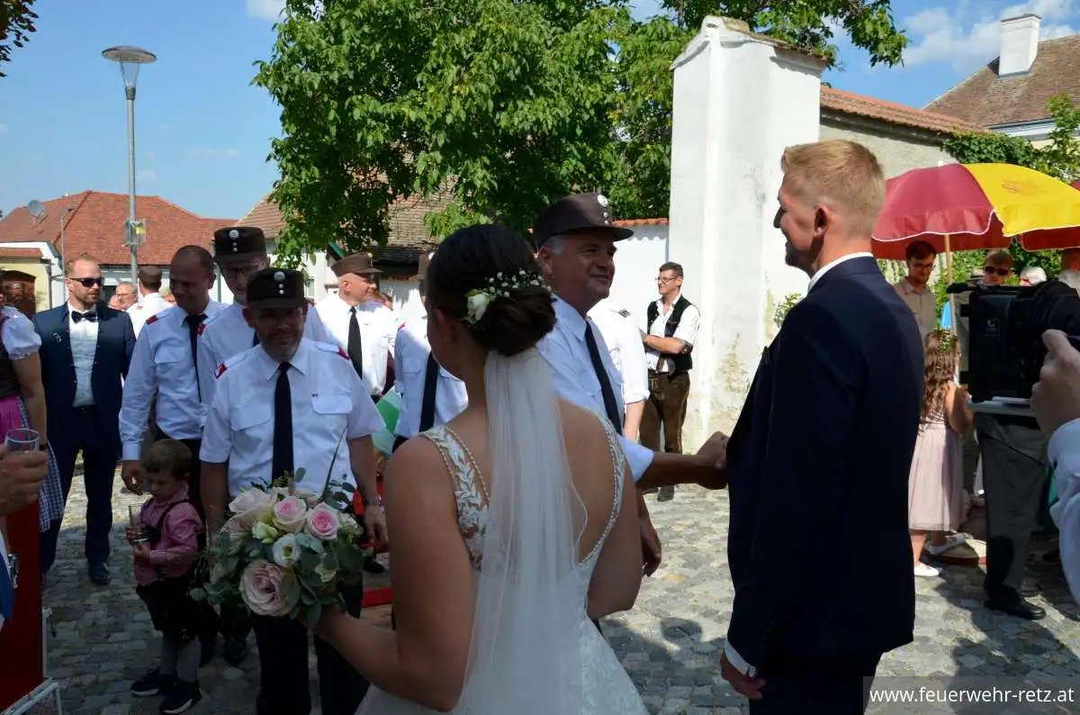 Foto 18, 21.08.2023, Feuerwehrhochzeit - Oberfeuerwehrmann Michael Bazala hat geheiratet Foto 18, 21.08.2023, Feuerwehrhochzeit - Oberfeuerwehrmann Michael Bazala hat geheiratet