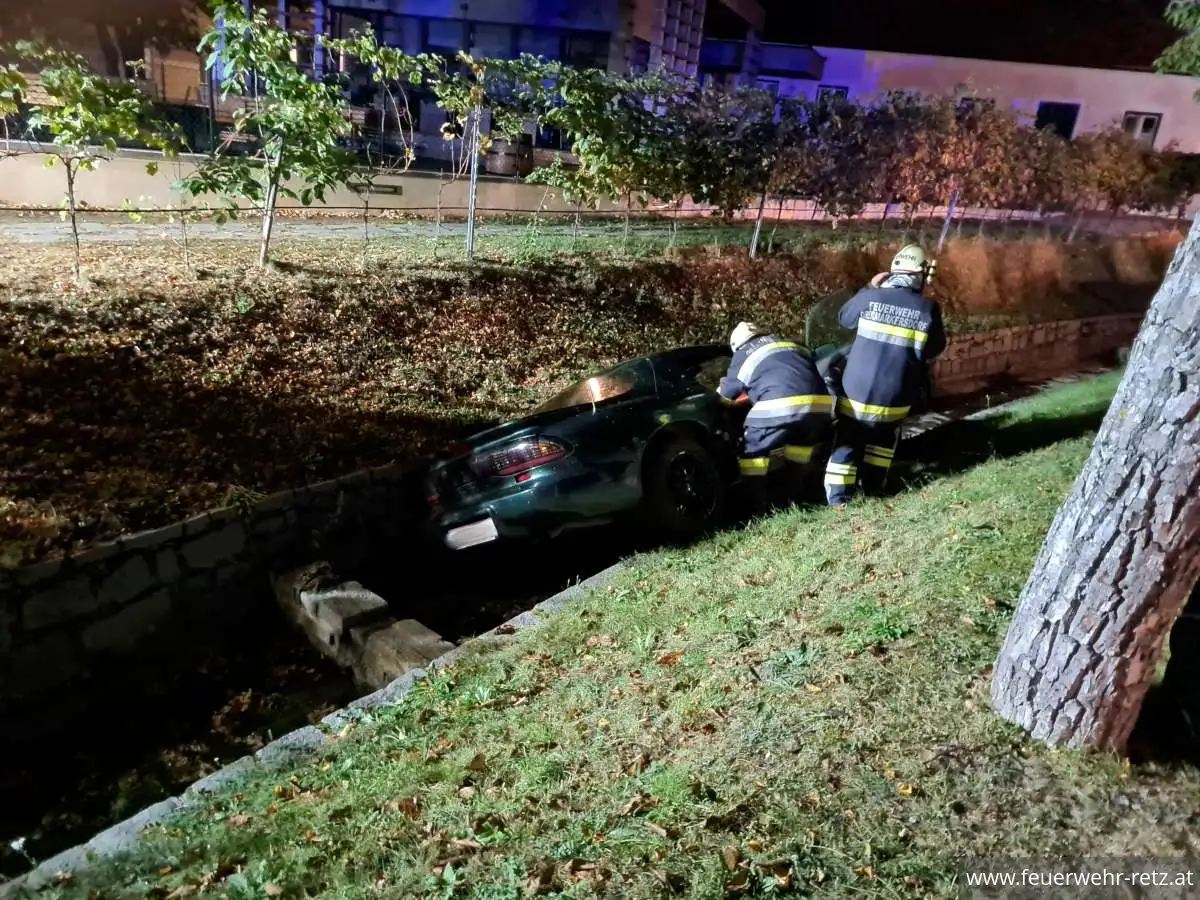Foto 1, 17.10.2023, Technischer Einsatz - Fahrzeugbergung Foto 1, 17.10.2023, Technischer Einsatz - Fahrzeugbergung