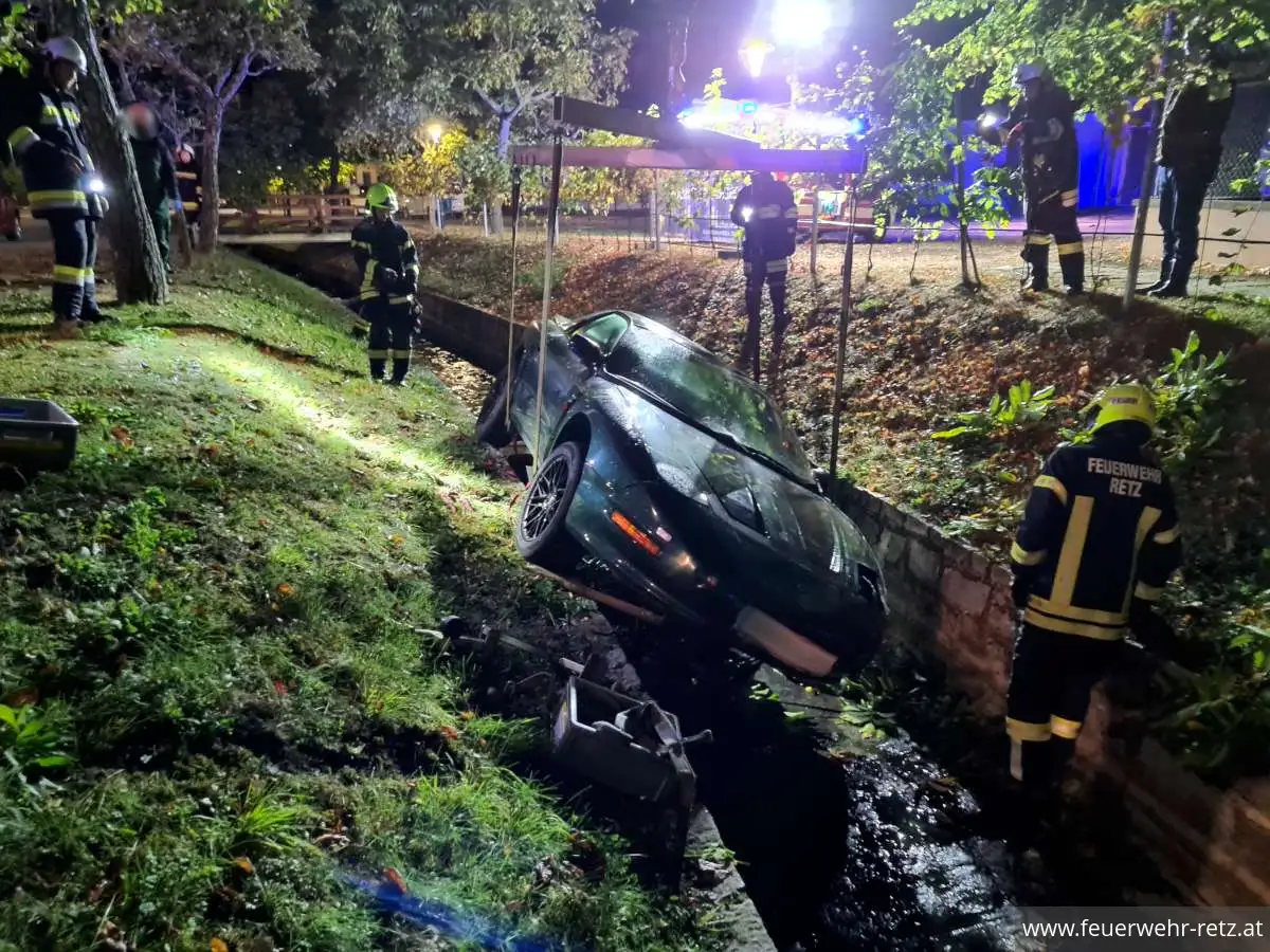 Foto 2, 17.10.2023, Technischer Einsatz - Fahrzeugbergung Foto 2, 17.10.2023, Technischer Einsatz - Fahrzeugbergung
