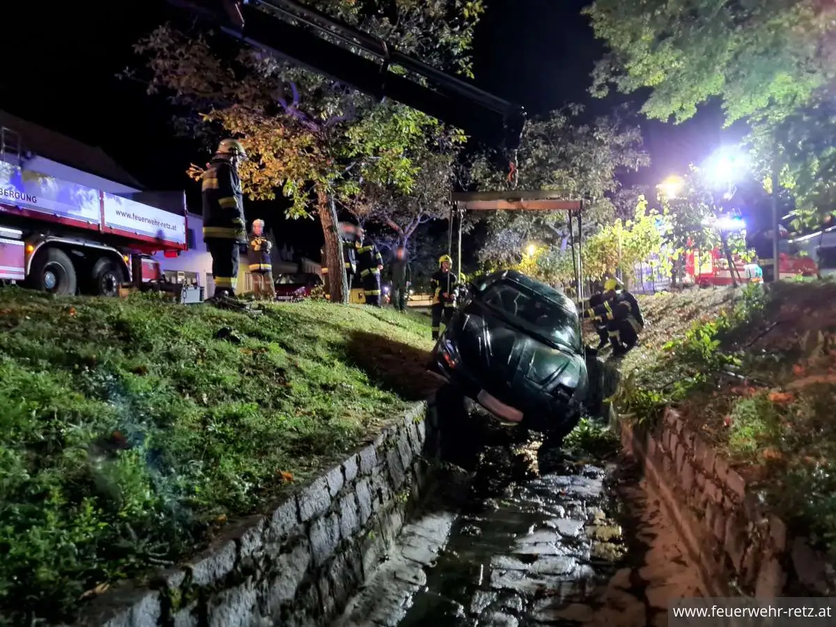 Foto 3, 17.10.2023, Technischer Einsatz - Fahrzeugbergung Foto 3, 17.10.2023, Technischer Einsatz - Fahrzeugbergung