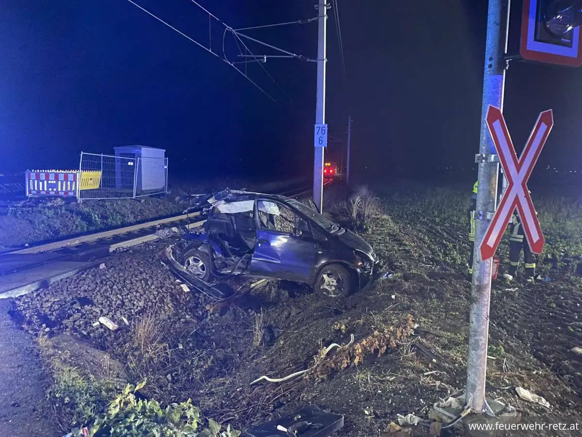 Foto 1, 20.11.2023, Technischer Einsatz - PKW von Zug erfasst Foto 1, 20.11.2023, Technischer Einsatz - PKW von Zug erfasst