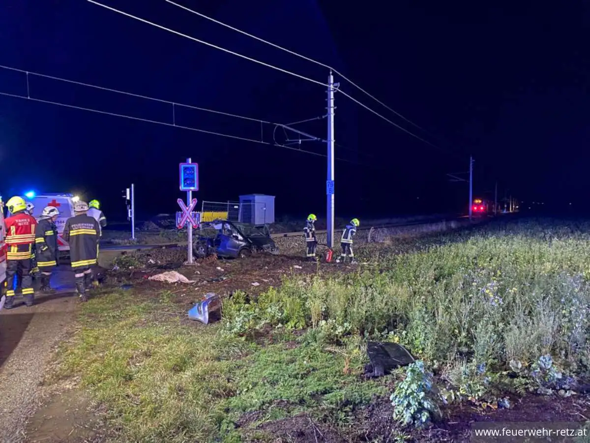 Foto 2, 20.11.2023, Technischer Einsatz - PKW von Zug erfasst Foto 2, 20.11.2023, Technischer Einsatz - PKW von Zug erfasst