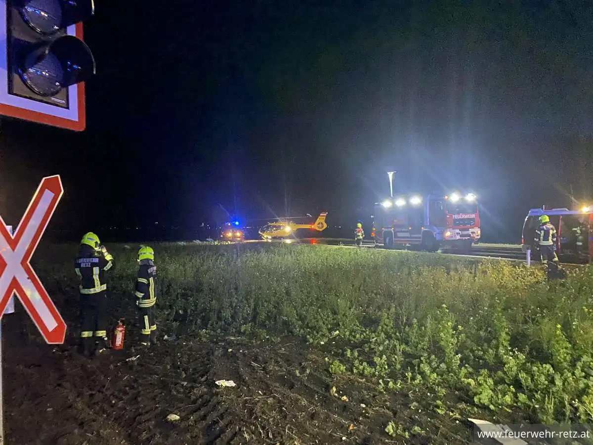 Foto 3, 20.11.2023, Technischer Einsatz - PKW von Zug erfasst Foto 3, 20.11.2023, Technischer Einsatz - PKW von Zug erfasst